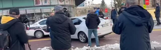 Drama u Sarajevu: Auto se zaleteo na demonstrante, umalo došlo do tragedije (VIDEO)