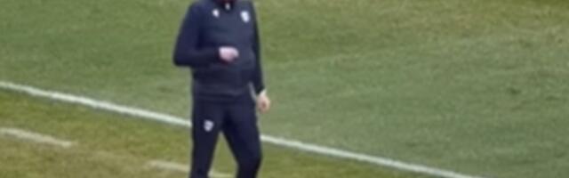 Pogledajte kako Lalatović odgovara na uvrede u Novom Sadu, konstantno se krsti i ljubi sliku u ruci