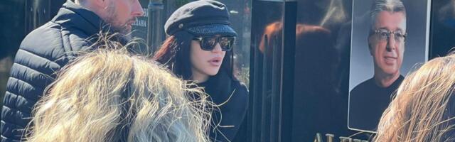 ESTRADA NA POMENU SAŠI POPOVIĆU Zvezde Granda, saradnici i prijatelji: Evo ko je sve došao da oda počast muzičkom magu (FOTO+VIDEO)