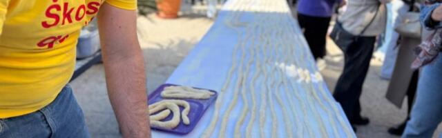 OVO JE SIGURNO NAJDUŽA NJOKA KOJU STE IKADA VIDELI: Specijalitet dug preko 500 METARA ostavio narod u neverici, svi se vraćaju po još (FOTO, VIDEO)