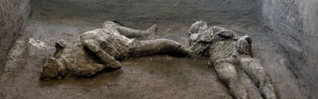 Невероватно: Откривени скоро савршено очувани остаци двојице мушкараца погинулих у Помпеји /видео/