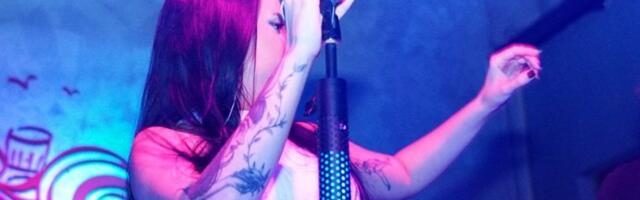 Pevačici pirotehnika eksplodirala u lice: Isplivao jeziv snimak sa nastupa