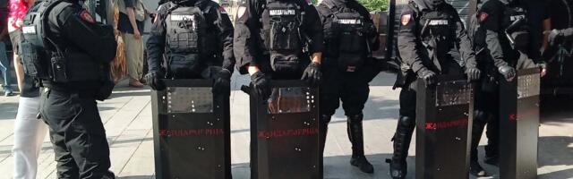 Maskirani pred građane, pred huliganima bez fantomki: Zašto Žandarmerija ne sakriva lica kada obezbeđuje utakmice, a to radi na protestima?