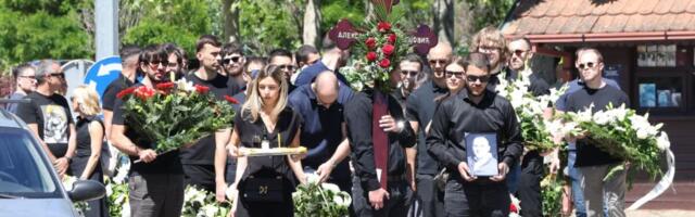SAHRANJEN ALEKSANDAR NEŠOVIĆ Neutešnu udovicu sve vreme drže pod ruku, sin na očevoj sahrani poslao jasnu poruku: Ovo je njegovo poslednje obećanje ocu!