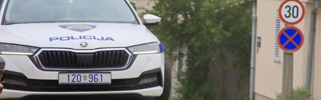 Mladić (21) kolima sleteo s puta - bori se za život