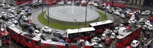 I posle ove kiše Beograd poplavljen, haos na Slaviji, autobusi stoje u barama, voda ušla u zgrade - ljudi se pitaju dokle