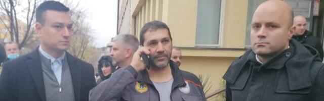 Šapčanin koji je zaustavio bager koji je na protestu išao kroz ljude je pušten iz pritvora