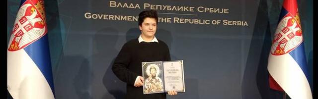 Bilbordom u centru Vranja učenici Osnovne škole „Jovan Jovanović Zmaj“ čestitaju školskom drugu nagradu