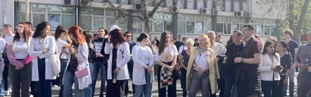 Studenti Medicinskog fakulteta na protestu pročitali svoju zakletvu (VIDEO)
