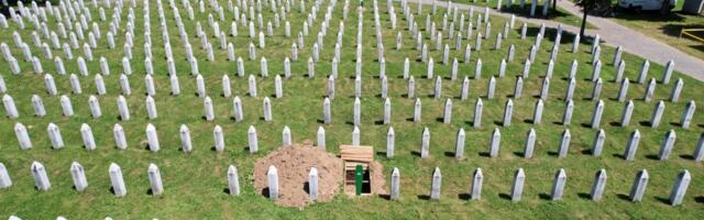 Hronologija poricanja genocida u Srebrenici u srpskoj politici