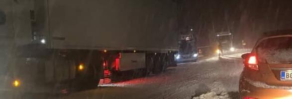 OPASNOST OD POLEDICE NA OVIM DEONICAMA: Putevi Srbije upozorili vozače na klizave kolovoze u kotlinama, klisurama i na mostovima širom zemlje