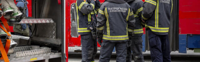 STRAVIČAN POŽAR U CENTRU  NOVOG PAZARA! Vatra guta porodičnu kuću, vatrogasci se bore sa vatrenom stihijom! (VIDEO)