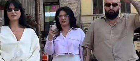 POZNATI MUZIČAR GODINAMA ŠETA DVE LEPOTICE ISTOVREMENO! Znaju jedna  za drugu i svi zajedno letuju: "Nemam ni ženu ni ljubavnicu, ali imam DVE DEVOJKE....“