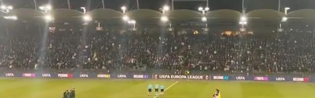 Meč Šturm - Zvezda počeo minutom ćutanja, fudbaleri odali počast ženi važnoj za austrijski klub