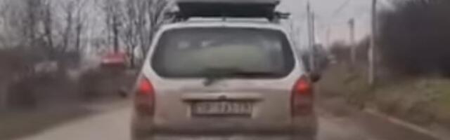 ŠTA SVE NEĆE STATI U AUTOMOBIL! Neobičan putnik snimljen kod Topole - zauzela celo zadnje sedište, a komentari se samo nižu: "Kad jaganjci utihnu!" (VIDEO)