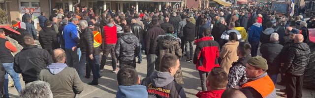 Poljoprivrednici traktorima blokirali raskrsnicu u Rači