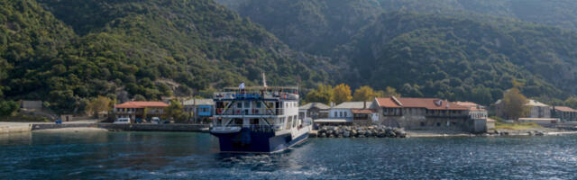 DRAMA U SVETOGORSKOJ LUCI PRED OČIMA HODOČASNIKA: Mini-bus nestao u vodi za nekoliko sekundi, monasi zanemeli od šoka