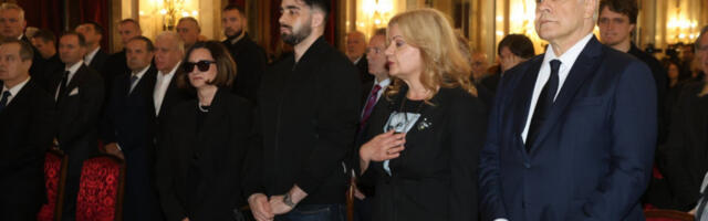 SESTRA DUŠKA VUJOŠEVIĆA ZAPEVALA! Pogledajte jednu od najtežih scena sa komemoracije legendarnom treneru! (VIDEO)