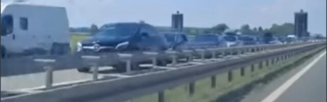 Kolaps na auto-putu: Nepregledna kolona vozila na naplatnoj rampi Stara Pazova