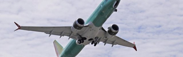 (VIDEO) JEZIVA NESREĆA: Boing 737 pregazio muškarca na pisti!