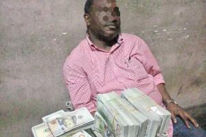 Нигерија, дан пред изборе ухваћен политичар са пола милиона долара у готовини и списком