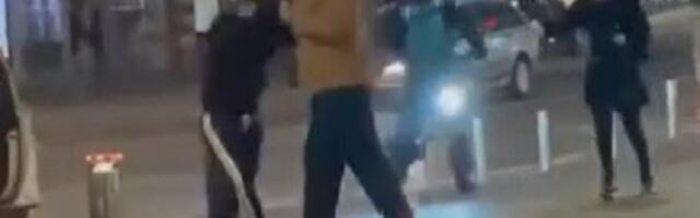 Tukli se taksista i stranac u centru Beograda?! (VIDEO)