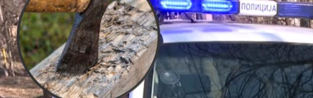 HOROR U RAKOVICI! Muškarac napao svoju majku sekirom, kada je došla policija, nasrnuo i na njih!