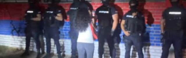 Nadrealna scena: Kordon policije - čuva ZID (VIDEO)