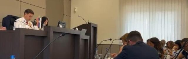 SKANDAL U REŽIJI SNS Na sednici Skupštine odbornica glasala iako NIJE BILA TU (VIDEO)