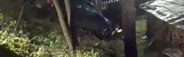 Neviđena nezgoda: Sleteo s puta i uleteo u spremište za drva (VIDEO)