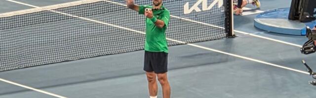 Novak uradio neverovatnu stvar i ispisao istoriju na Australijan openu, pa zasvirao violinu za 25. Grend slem