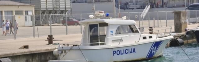 ČAMAC UDARIO UJ BROD OBALSKE STRAŽE! Ima više mrtvih!