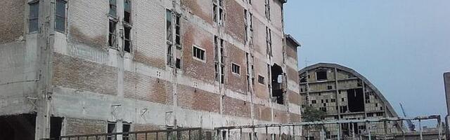 Mladić pao kroz rupu napuštene zgrade Azotare u Novom Sadu, teško je povređen