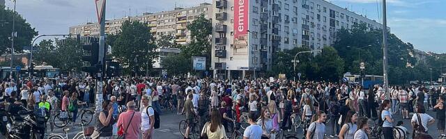 VIDEO, FOTO: Završen najmasovniji protest roditelja zbog Jovine gimnazije, blokirali raskrsnicu kod Lutrije