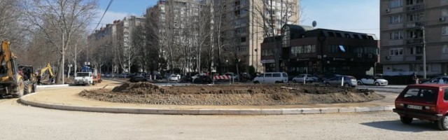 Sutra zatvaranje Bulevara Nemanjića za saobraćaj, asfaltira se i po kiši pa kasnije udarne rupe