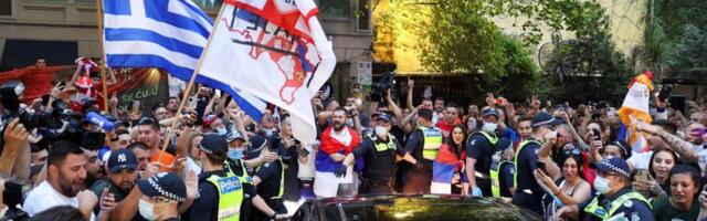 Đoković slobodan bar do večeras? Policija suzavcem na srpske navijače!