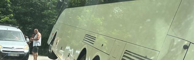 Autobus pun turista iz Kine sleteo sa puta, svi su odmah evakuisani a nadležni izvlače vozilo