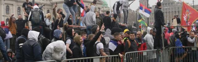 Profesori guraju studente iz učionica u politiku - Ne samo da krše zakone, već žele da zadovolje svoje ambicije preko leđa dece!