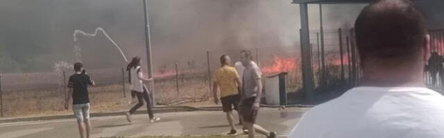 Drama u Malošištu: Gori nisko rastinje, ugrožena fabrika Leoni (VIDEO)