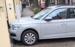 OTIŠAO PO KESU I PRIREDIO BRUTALNU OSVETU BAHATOM VOZAČU! Prolaznik naišao na nepropisno parkiran "džip" koji je blokirao trotoar, pa UZVRATIO PAKLENO! (VIDEO)