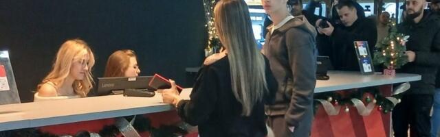 Afrika uhvaćena sa mlađim dečkom! Dovezla se besnim džipom, a kad je trebalo da se plati - ona izvadila lovu