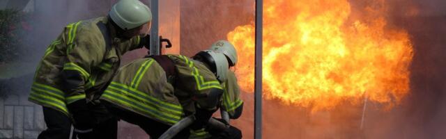 Raste broj povređenih u velikom požaru u Brčkom: Dramatičan snimak, vatra guta fabriku nameštaja!