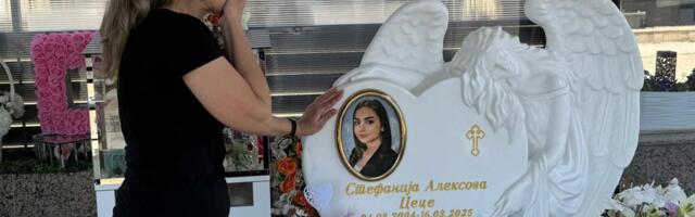 SEĆAM SE NJENIH POSLEDNJIH REČI... PREMINULA JE U STAMPEDU, BEŽEĆI IZ DISKOTEKE SMRTI: Majka jedne od 63 žirtve iz Kočana na gdišnjicu obišla ćerkin grob (foto)