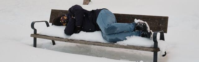 Nalio se votkom, pa izgubio svest: Našli ga smrznutog na klupi posle 5 sati, a onda su lekari napravili ČUDO