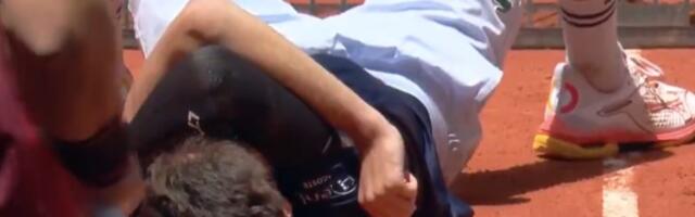 Bolno za gledanje - Cicipas "razbio" nos protivniku: Pao je na zemlju i stavio ruke preko lica (VIDEO)