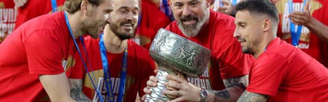 Šampion krunisan na "Marakani": Fudbaleri Crvene zvezde podigli pehar Superlige Srbije (VIDEO)