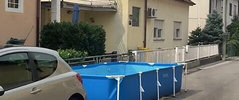 BAKA NAPUNILA BAZEN NASRED ULICE IZMEĐU AUTOMOBILA! Nesvakidašnja scena postala viralna preko noći, a onda su joj ONI zakucali na vrata: "Nisam imala gde..."