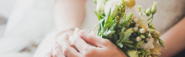 Nakon burne prve bračne noći, bude se Mujo i Fata u krevetu, a onda se mladoženja uhvatio za glavu...