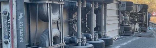 KARAMBOL U SURČINU Sudarili se grčki i bugarski kamioni, opšti haos na obilaznici, teret se rasuo po putu