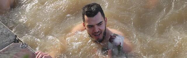 Анђелко из Чачка шести пут допливао до Часног крста на Богојављење